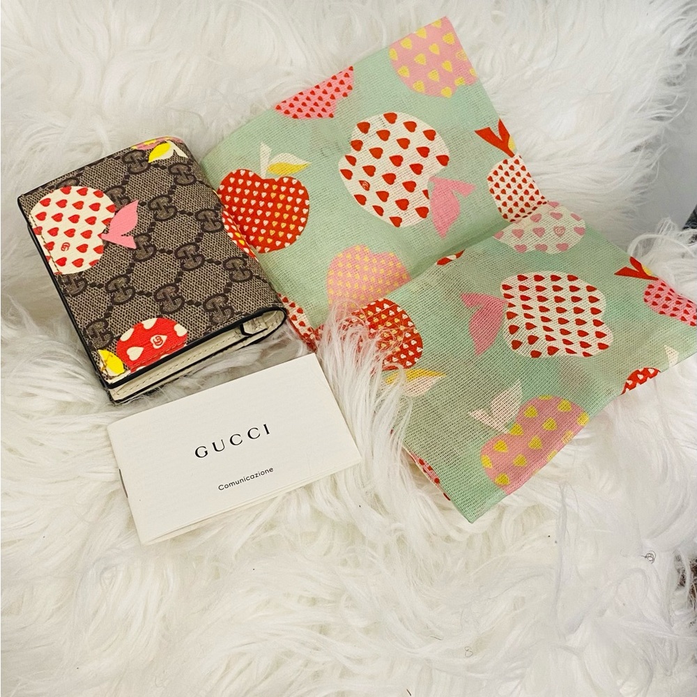 Gucci GG Supreme Les Pommes Style Cottagecore Wallet Luxury staple